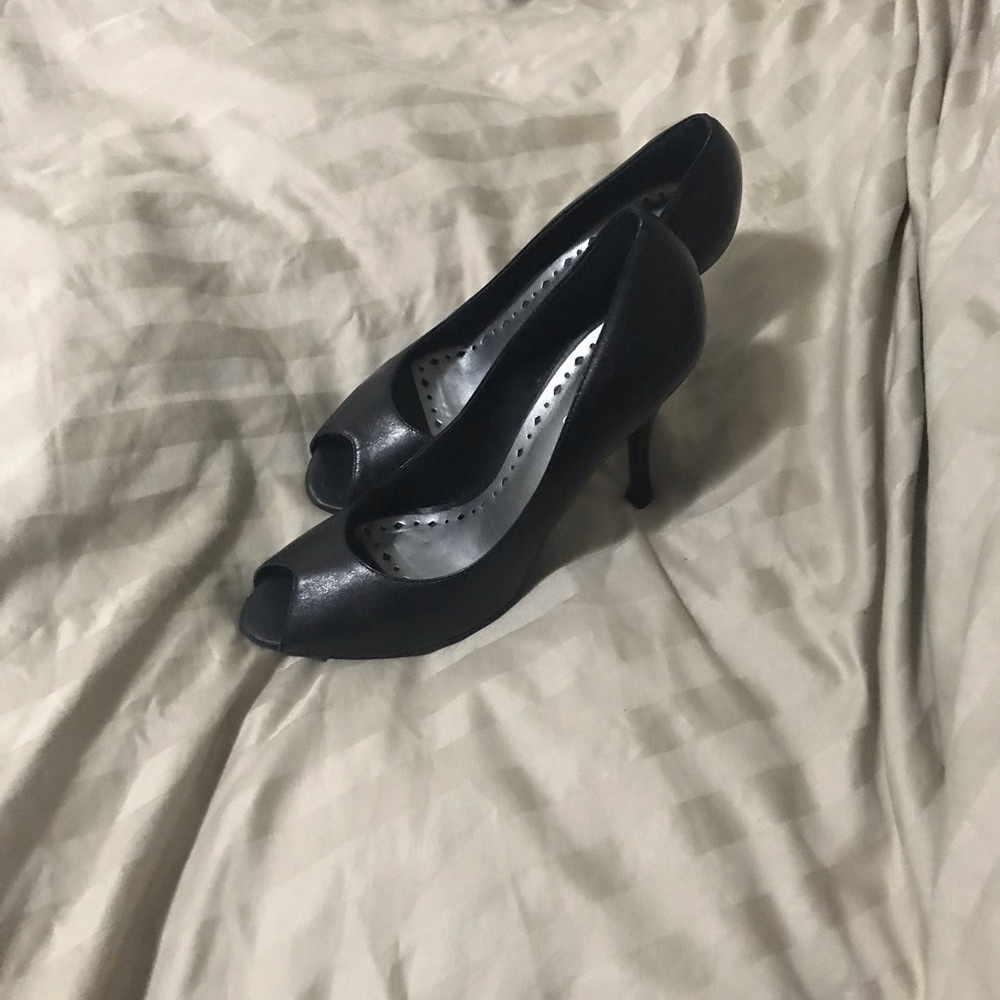 BCBG Ladies “Lavina” Pumps- Size 8